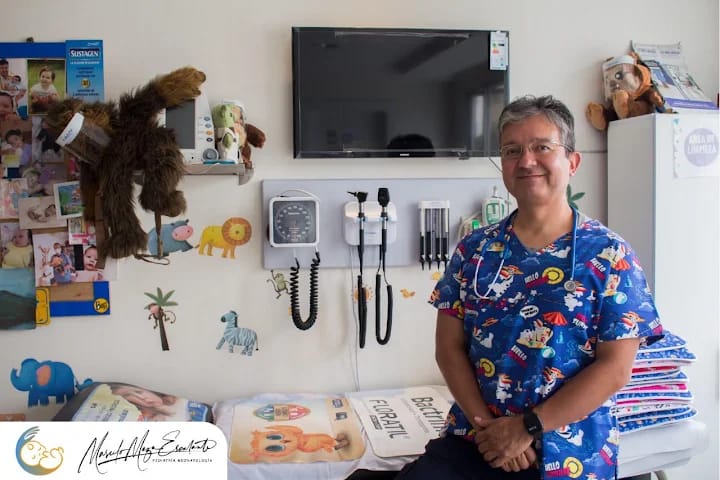 Dr. Marcelo Meza en su consultorio